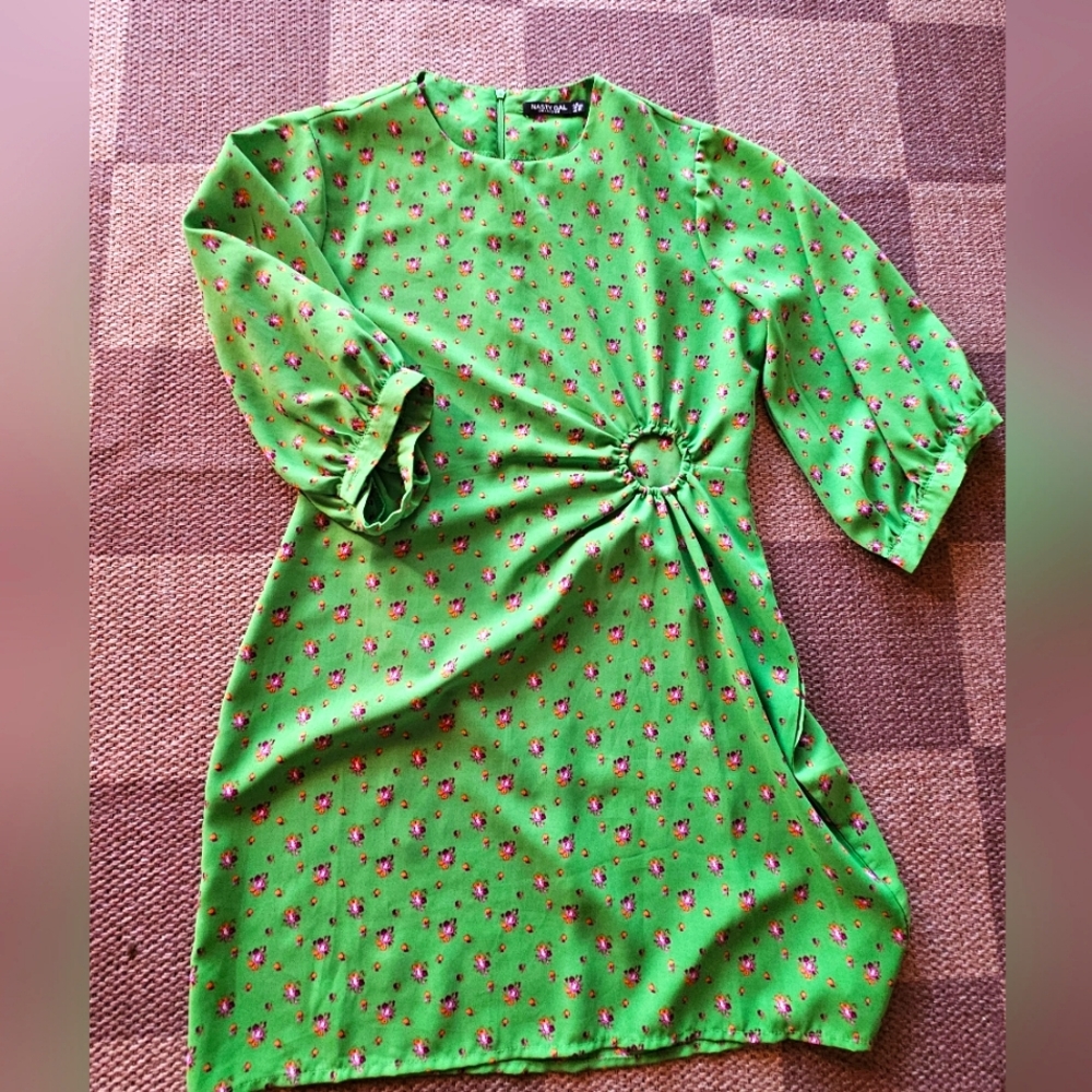 Nasty gal  Floral print side circle cut out mini dress, size US 6 ,S💚